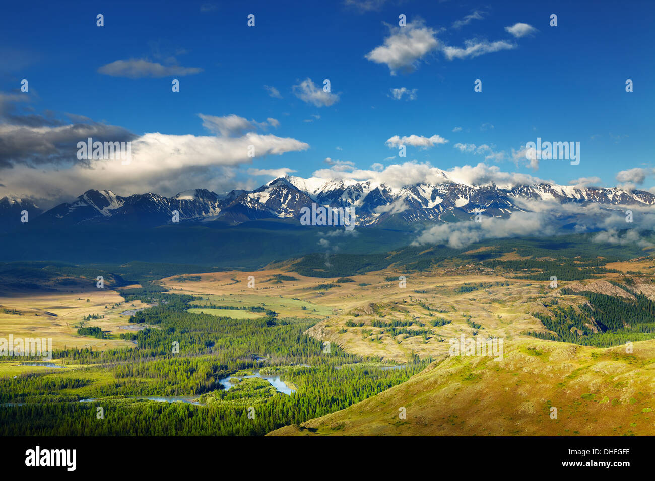 Paysage de montagne avec des sommets enneigés et Banque D'Images