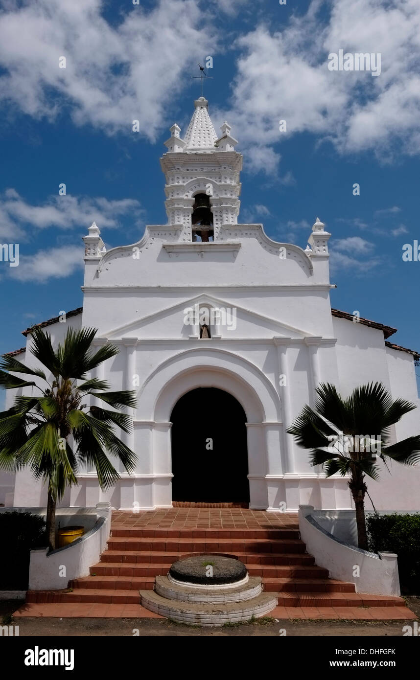 Vue extérieure du 18ème siècle Eglise de Santo Domingo de Guzmán Church dans la ville de Perita en République du Panama Banque D'Images