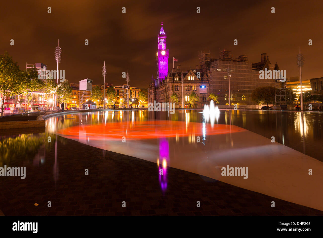 Une piscine miroir de pensée à Bradford City Park, par Shanaz Gulzar et Steve Manthorp, une oeuvre d'images projetées sur le w Banque D'Images