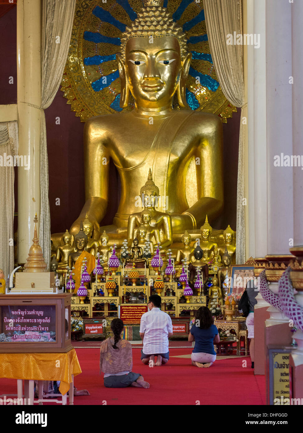 Les dévots bouddhistes priant dans le temple principal du Wat Phra Singh de Chiang Mai, Thaïlande. Banque D'Images