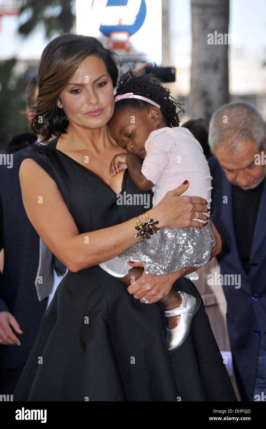 Los Angeles, CA, USA. Nov 8, 2013. Mariska Hargitay, Amaya Joséphine Hermann à la cérémonie d'intronisation pour l'étoile sur le Hollywood Walk of Fame de Hollywood Boulevard, Mariska Hargitay, Los Angeles, CA, 8 novembre 2013. © Michael Germana/Everett Collection/Alamy Live News Banque D'Images