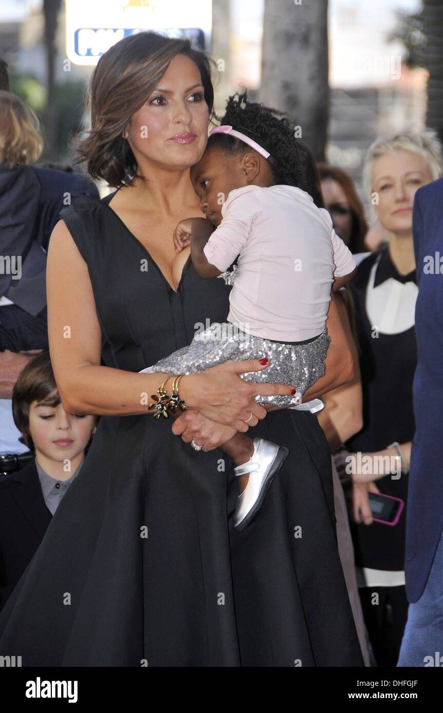 Los Angeles, CA, USA. Nov 8, 2013. Mariska Hargitay, Amaya Joséphine Hermann à la cérémonie d'intronisation pour l'étoile sur le Hollywood Walk of Fame de Hollywood Boulevard, Mariska Hargitay, Los Angeles, CA, 8 novembre 2013. © Michael Germana/Everett Collection/Alamy Live News Banque D'Images
