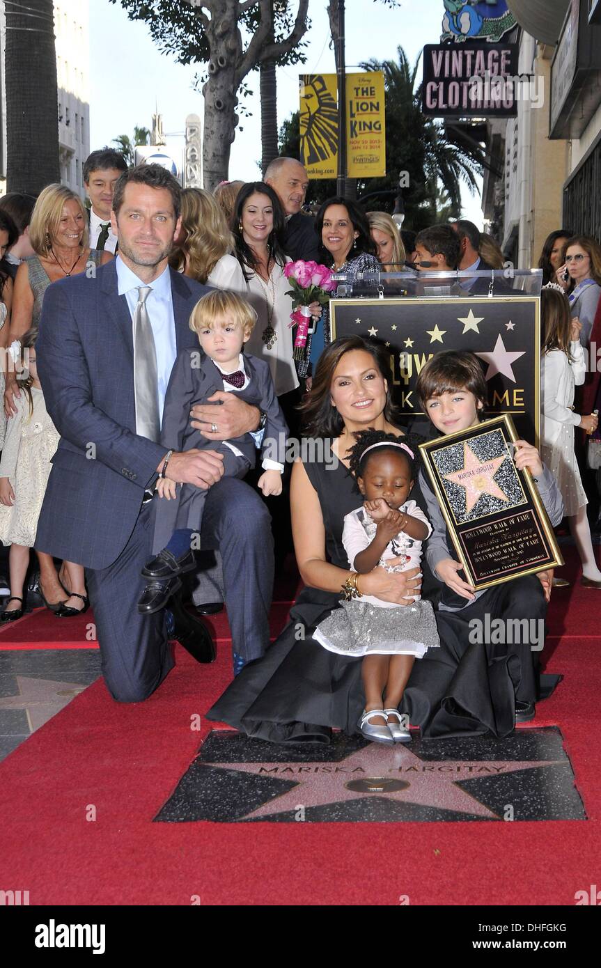 Los Angeles, CA, USA. Nov 8, 2013. Peter Hermann, Andrew Nicolas Hargitay Otherspace, Hermann, Amaya Joséphine Hermann, August Miklos Friedrich à la cérémonie d'intronisation pour l'étoile sur le Hollywood Walk of Fame de Hollywood Boulevard, Mariska Hargitay, Los Angeles, CA, 8 novembre 2013. © Michael Germana/Everett Collection/Alamy Live News Banque D'Images