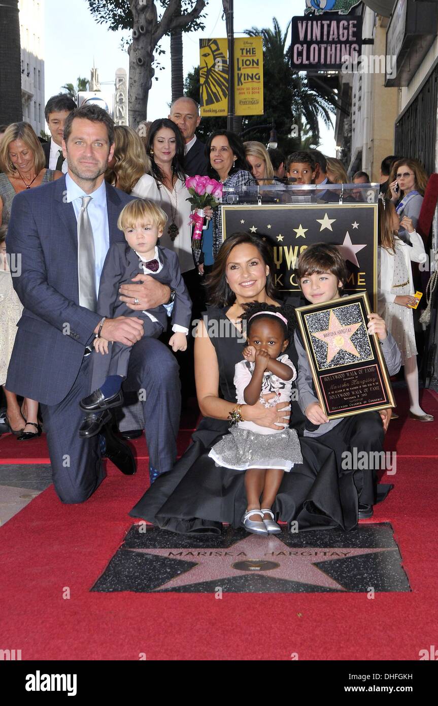 Los Angeles, CA, USA. Nov 8, 2013. Peter Hermann, Andrew Nicolas Hargitay Otherspace, Hermann, Amaya Joséphine Hermann, August Miklos Friedrich à la cérémonie d'intronisation pour l'étoile sur le Hollywood Walk of Fame de Hollywood Boulevard, Mariska Hargitay, Los Angeles, CA, 8 novembre 2013. © Michael Germana/Everett Collection/Alamy Live News Banque D'Images