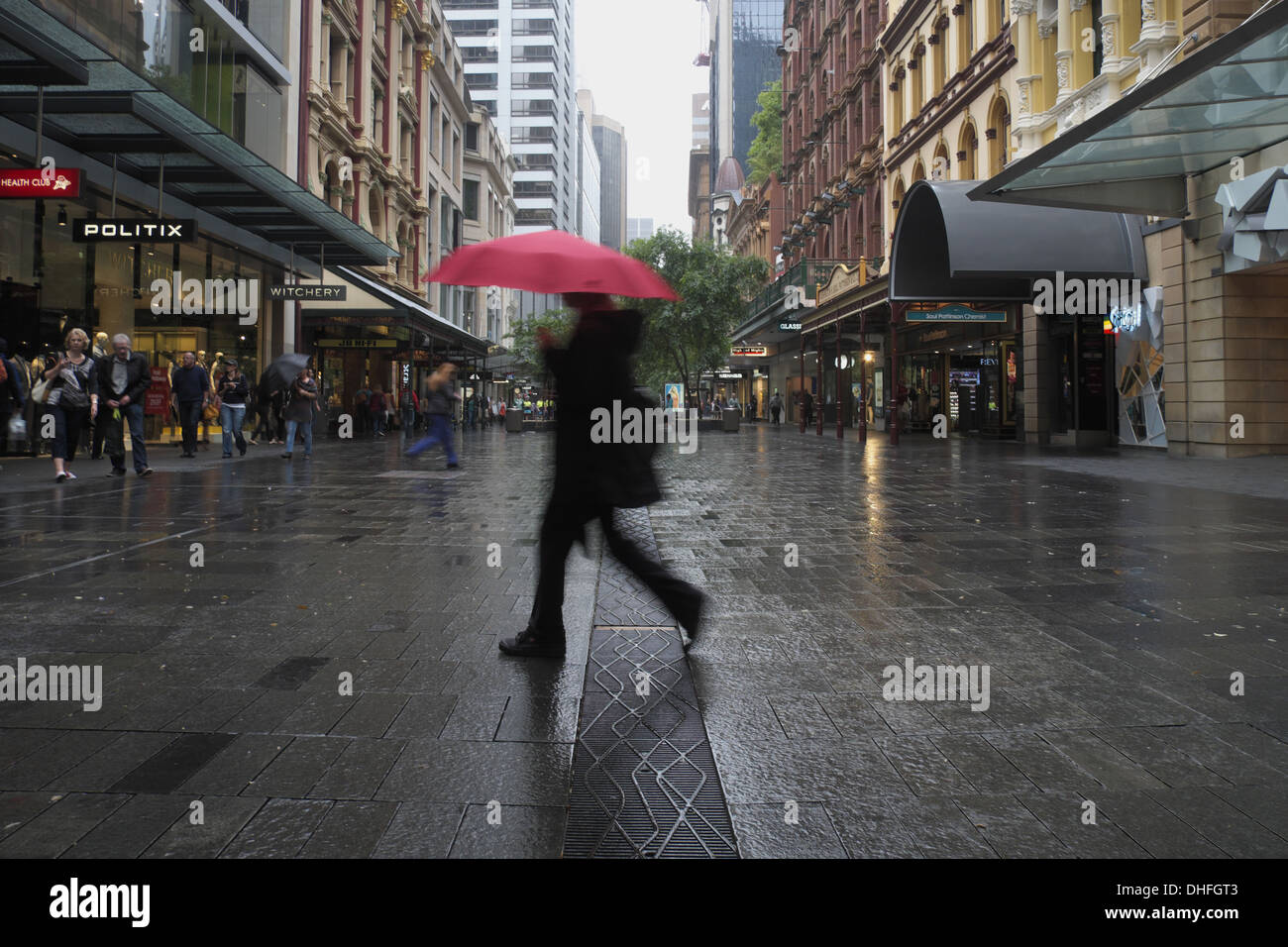 Femme et parapluie rouge, Pitt Street Mall à Sydney Banque D'Images