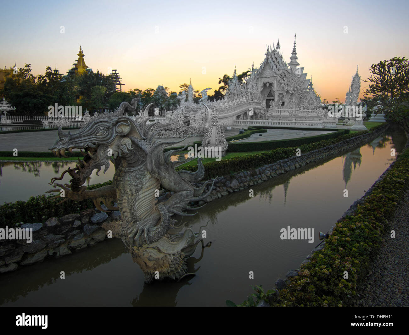 Le magnifique Wat Rong Khun, également connu sous le nom de Temple blanc, au coucher du soleil à Chiang Rai, dans le Nord de la Thaïlande. Banque D'Images