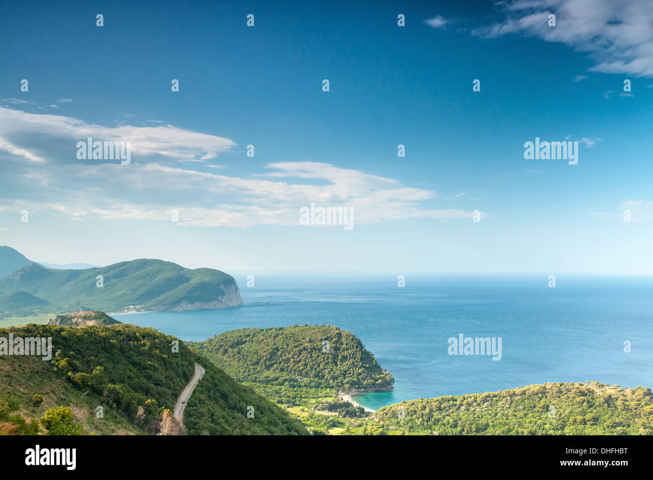 Paysage de la mer Adriatique avec ciel nuageux bleu et vert montagnes côtières. Monténégro Banque D'Images