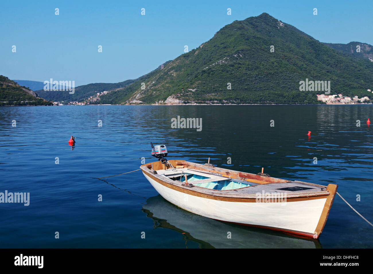 Bateau de pêche en bois blanc flotte amarré à Perast ville, Mer Adriatique, le Monténégro Banque D'Images