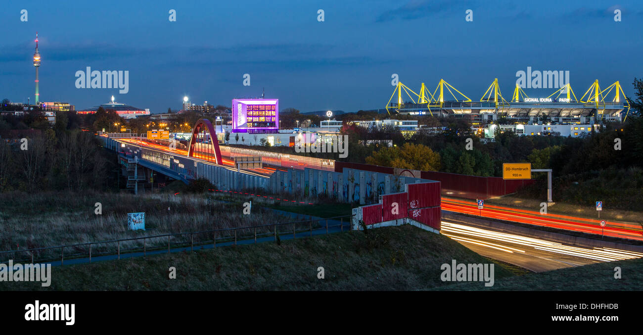 Sur les toits de la ville de Dortmund, Allemagne. Autoroute, l'autoroute A40, le stade de football du Borussia Dortmund, BVB, Bundesliga. Banque D'Images