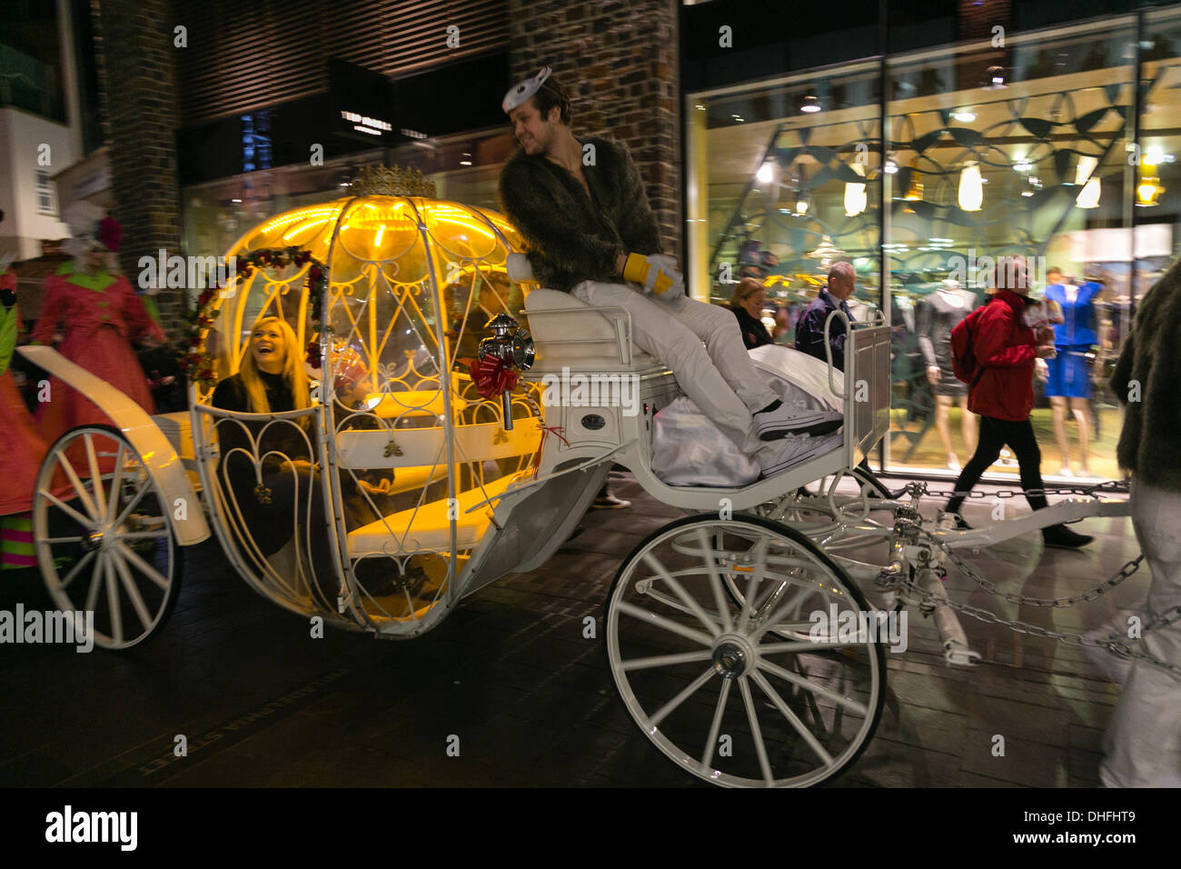 Bristol, UK . 05Th Nov, 2013. Les lumières de Noël sur l'interrupteur de Bristol a un thème de Cendrillon cette année. Suzanne Shaw promenades dans le carrosse de Cendrillon © Rob Hawkins/Alamy Live News Banque D'Images