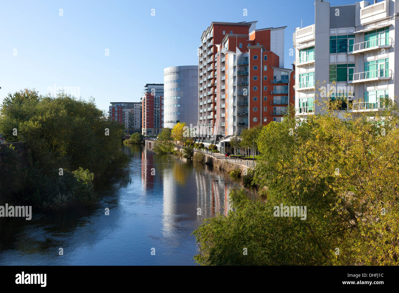 Les immeubles à appartements, le long de la rivière Aire à Whitehall Quay, Leeds, West Yorkshire Banque D'Images