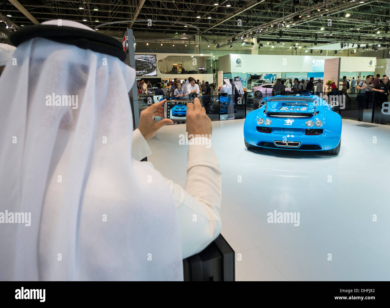 Visiteur photographiant Bugatti Veyron au Dubaï Motor Show 2013 Emirats Arabes Unis Banque D'Images