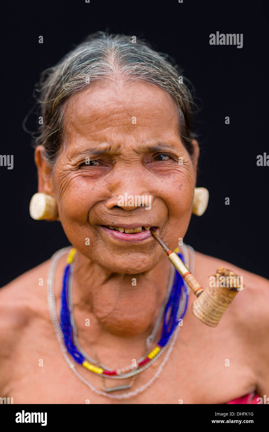 Minorité Tompuon vieille femme avec des jauges d'oreille traditionnel - la province de Ratanakiri, au Cambodge Banque D'Images