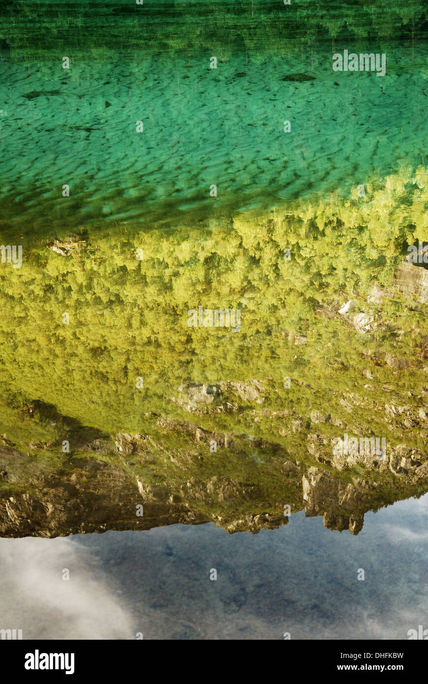 Reflet inversé dans le lac de montagne Banque D'Images