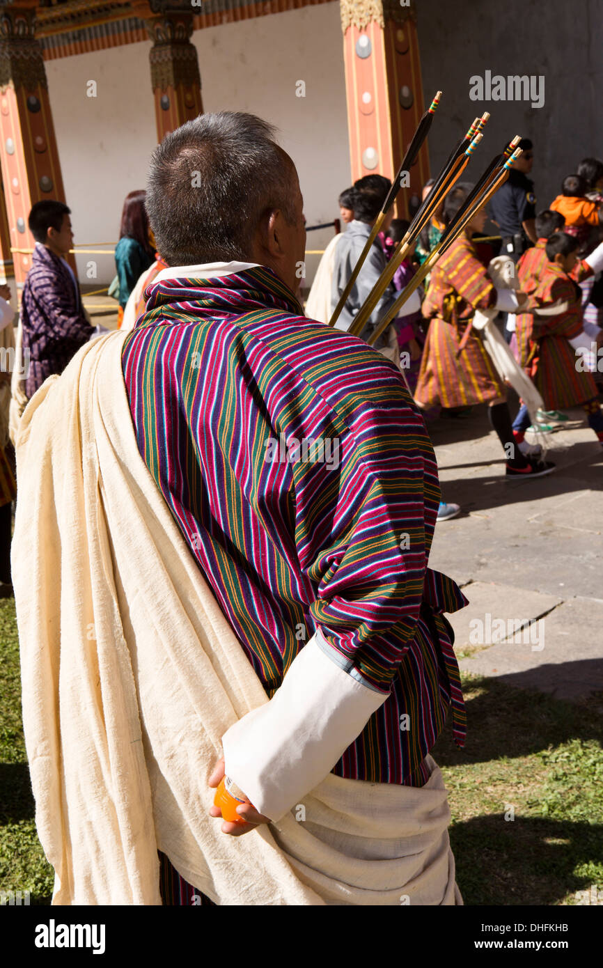 Le Bhoutan, Thimphu Dzong, Tsechu annuel, portant du vendeur vente flèches traditionnelles Gho Banque D'Images