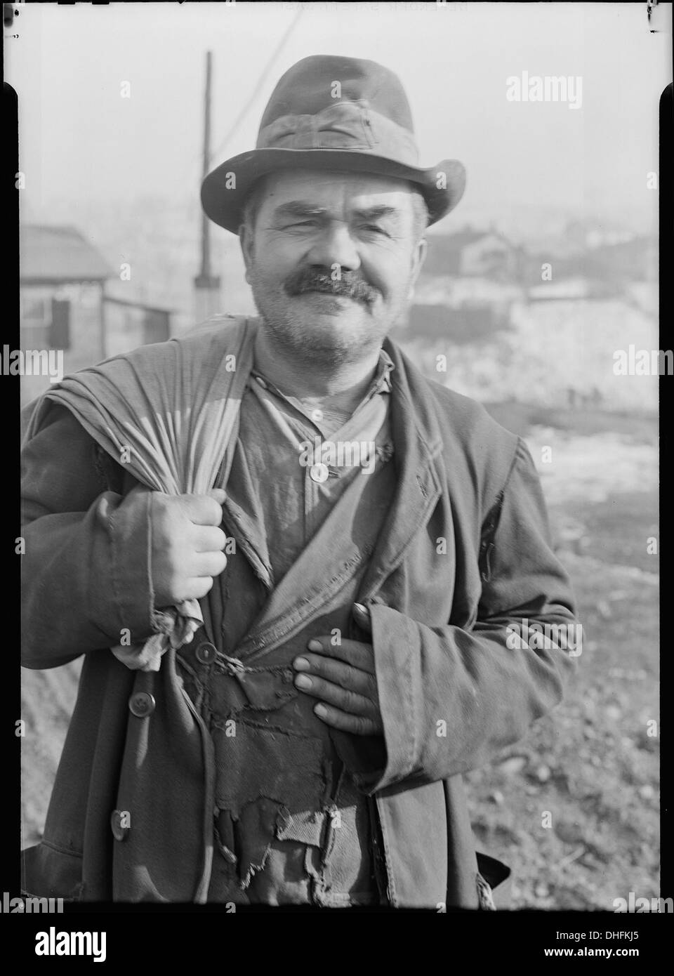 Peter Percupu, un ancien mineur roumain de Scott's Run, en Virginie-occidentale, est photographié sans emploi et connu localement sous le nom de Ground Hog. Il symbolise les luttes des mineurs plus âgés de la région. Banque D'Images