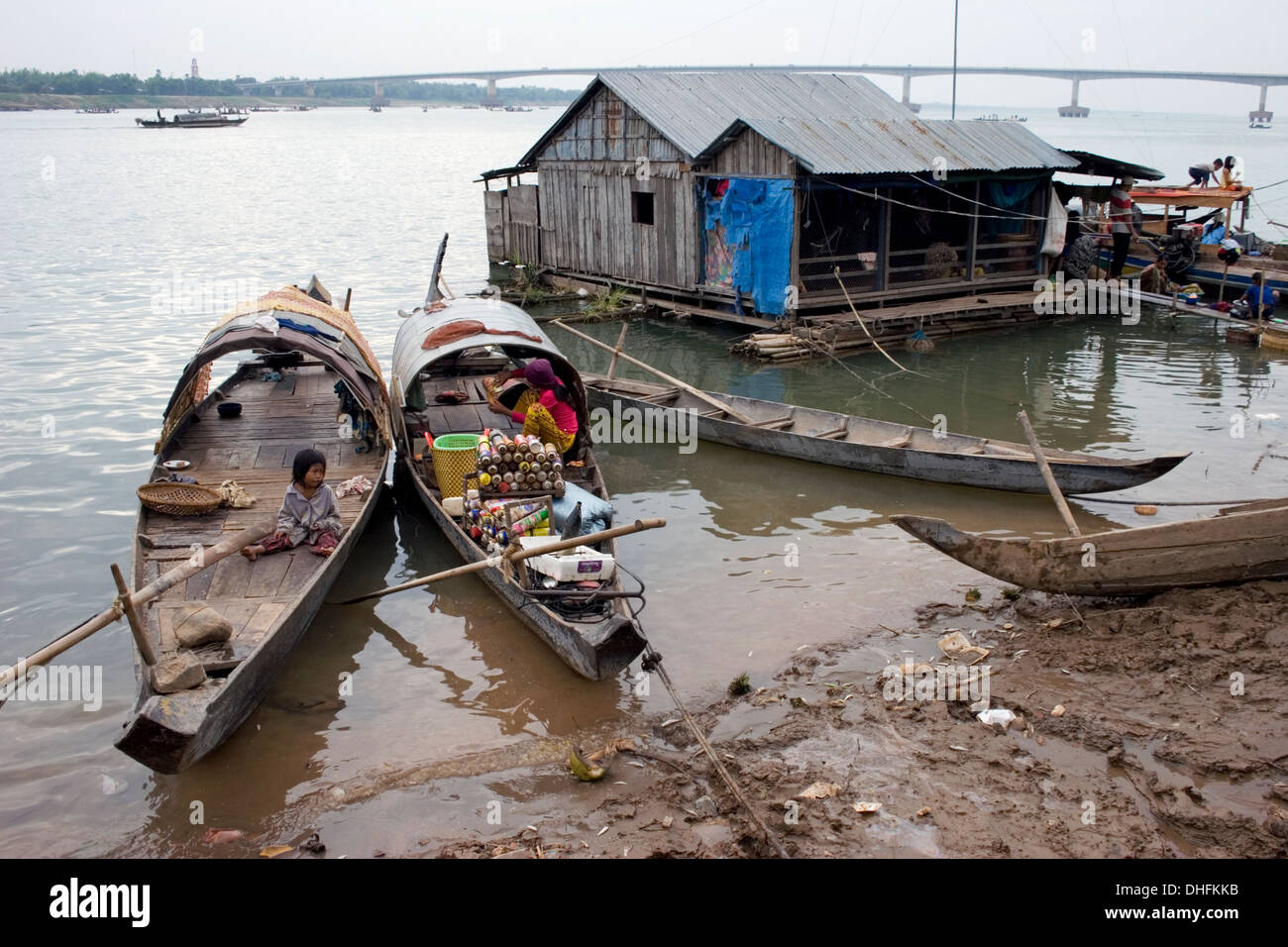 Bateaux de pêche en bois sont amarrés près d'une maison flottante au bord du Mékong dans la région de Kampong Cham, au Cambodge. Banque D'Images