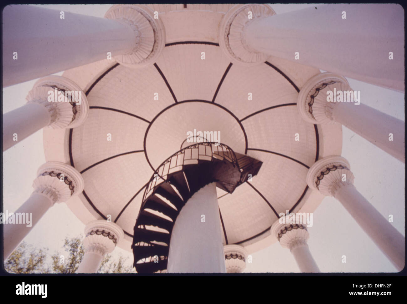 Une vue rapprochée du monument supportant la statue de Hermann-Arminius, un patriote allemand, situé à New Ulm, Minnesota. Cette statue rend hommage à Arminius, un personnage historique connu pour son rôle dans la bataille de la forêt de Teutoburg. Banque D'Images