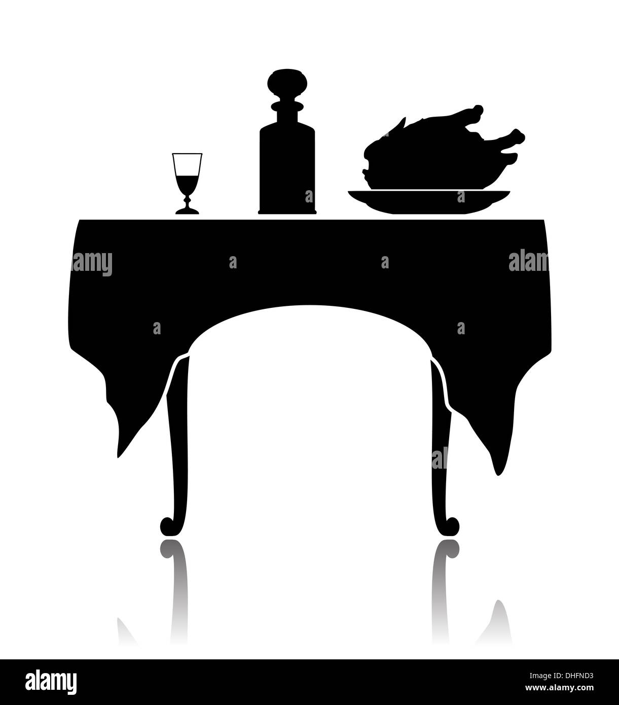 Silhouette d'une petite table restaurant avec le chiffon posé, un verre de vin, un shtof et un plat avec un poulet rôti. Banque D'Images Silhouette d'une petite table restaurant avec le chiffon posé, un verre de vin, un shtof et un plat avec un poulet rôti. Banque D'Images