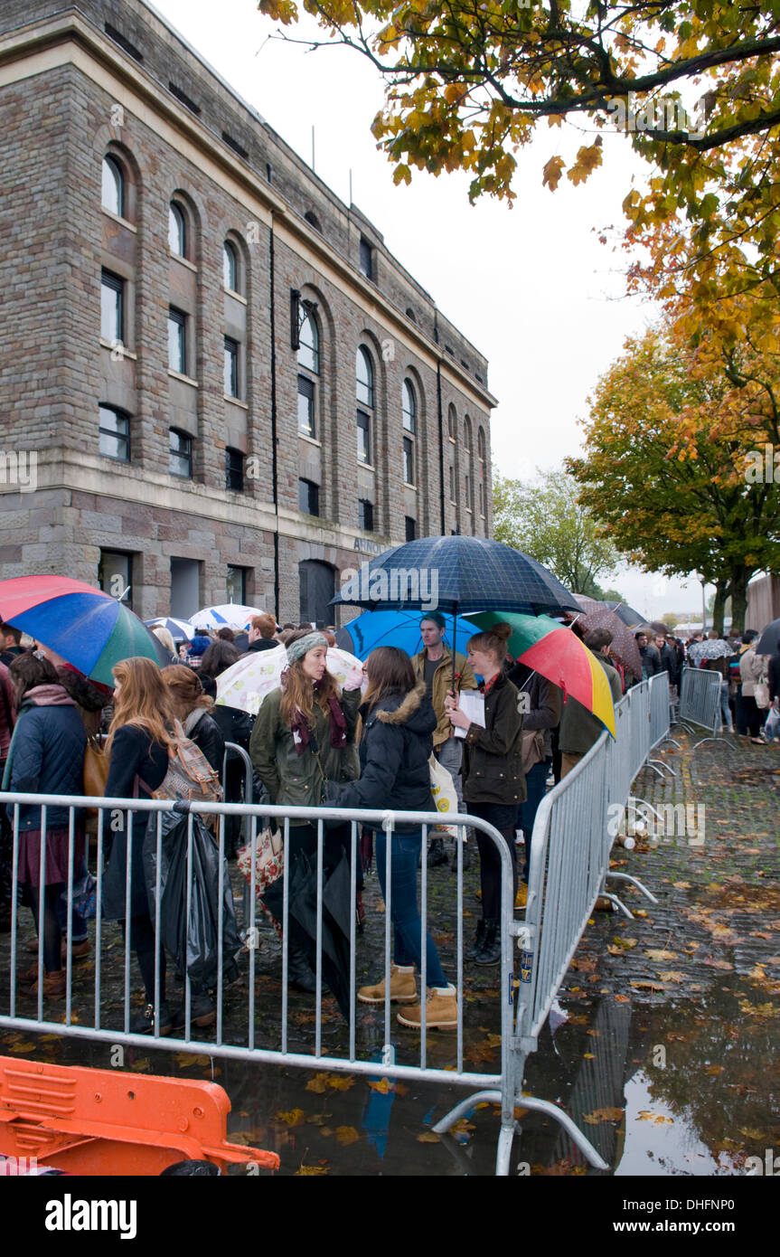 Bristol, Royaume-Uni. 09Th Nov, 2013. Files de jeunes espoirs attendent patiemment sous la pluie pour le Disney's premier open casting auditions pour le nouveau film de Star Wars, qui se tiendra à l'Arnolfini Arts Centre dans le centre de Bristol le 9 & 10 novembre. Certains ont attendu depuis 10h la veille. Prise le 9 novembre 2013. Crédit : Rachel mari/Alamy Live News Banque D'Images