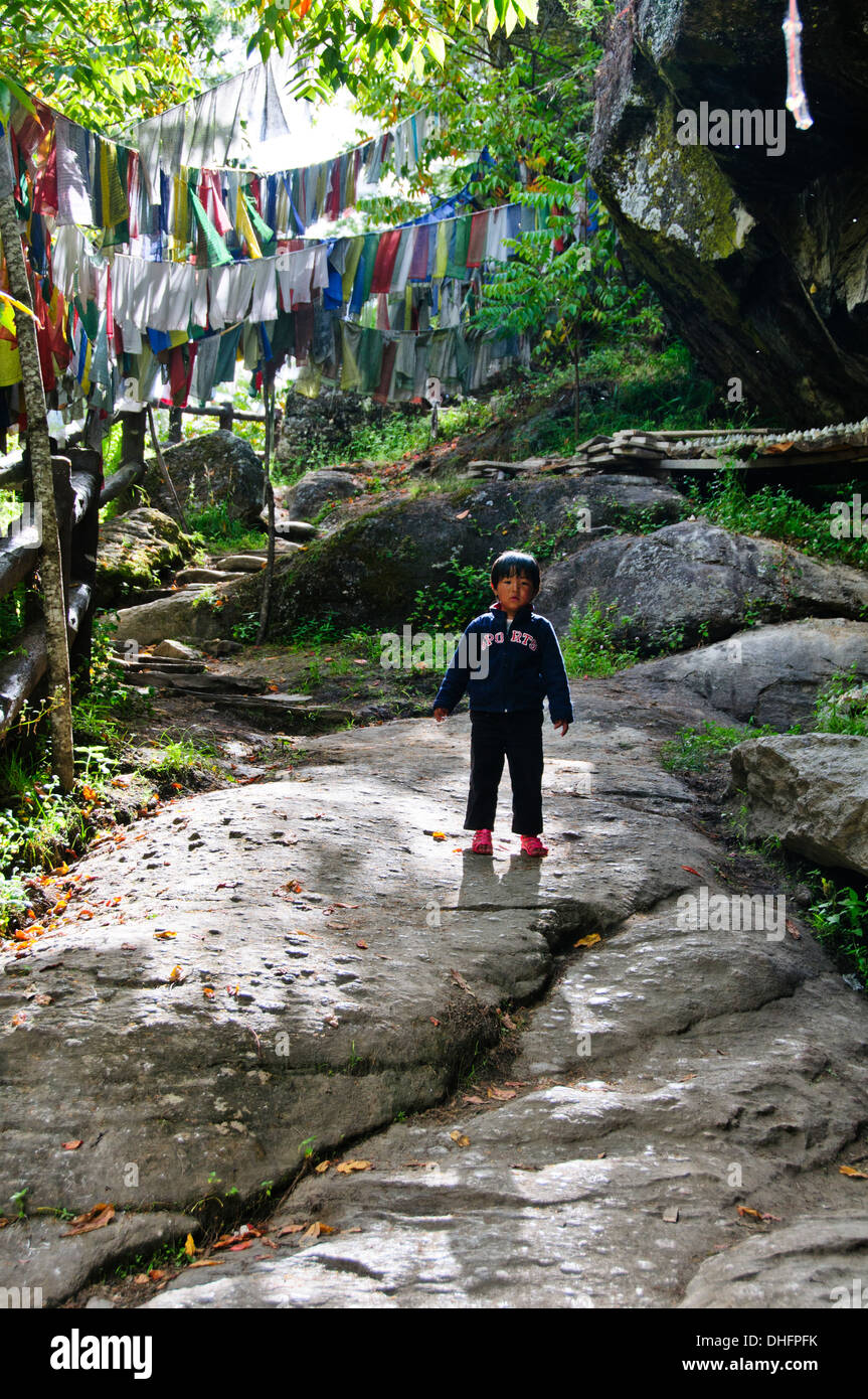 Membarthso,Lac brûlant des drapeaux de prières sur pont et rivière, endroit sacré pour les bouddhistes en pèlerinage,,Bhoutan Bumthang Banque D'Images