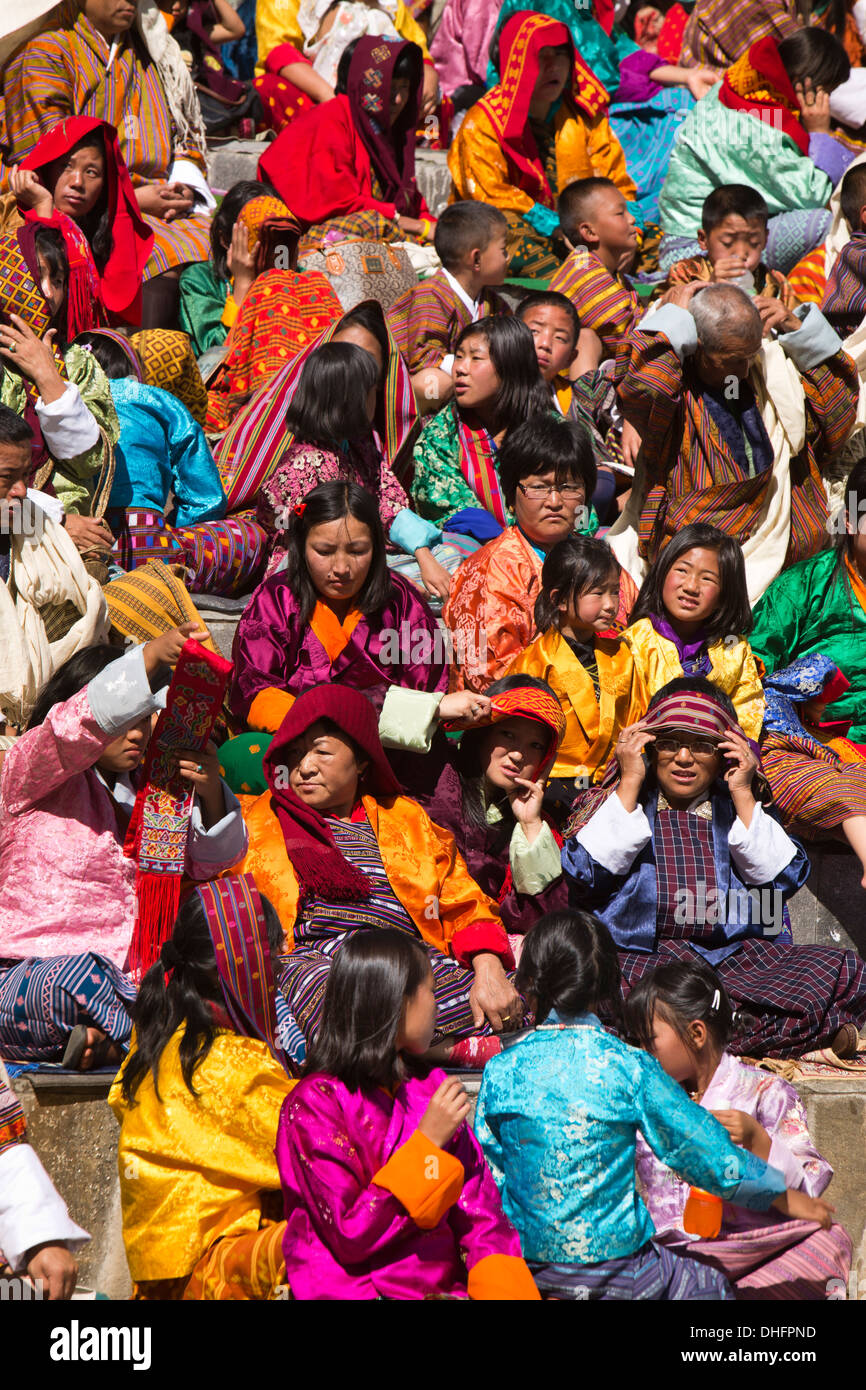 Le Bhoutan, Thimphu Dzong, Tsechu festival annuel, auditoire habillé en costume national bhoutanais Banque D'Images