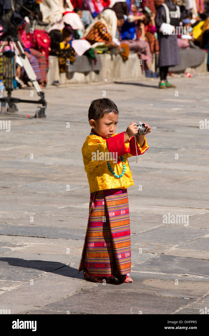 Le Bhoutan, Thimphu Dzong, Tsechu annuel, jeune garçon prendre photo de festival avec l'appareil photo Banque D'Images