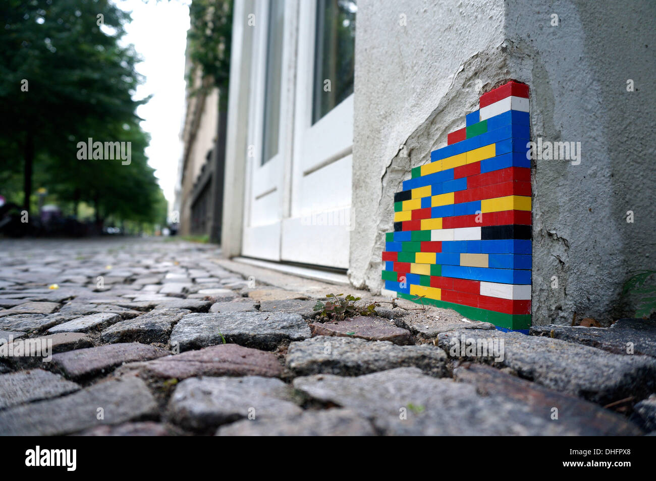 Berlin, Allemagne. 22nd septembre 2013. Les pièces LEGO sont photographiées au coin d'une maison dans le quartier Prenzlauer Berg à Berlin, Allemagne, le 22 septembre 2013. Les espaces et les trous dans les murs sont remplis de pierres lego colorées comme type d'art de rue Fotoarchiv für Zeitgeschichte - ATTENTION: PAS DE SERVICE DE FIL/dpa/Alay Live News Banque D'Images