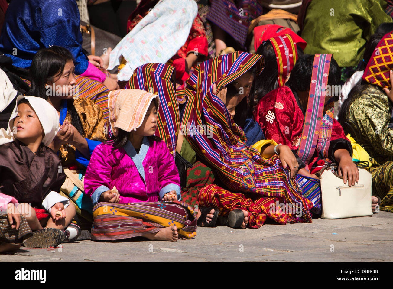 Le Bhoutan, Thimphu Dzong, Tsechu festival annuel, auditoire habillé en costume national bhoutanais Banque D'Images