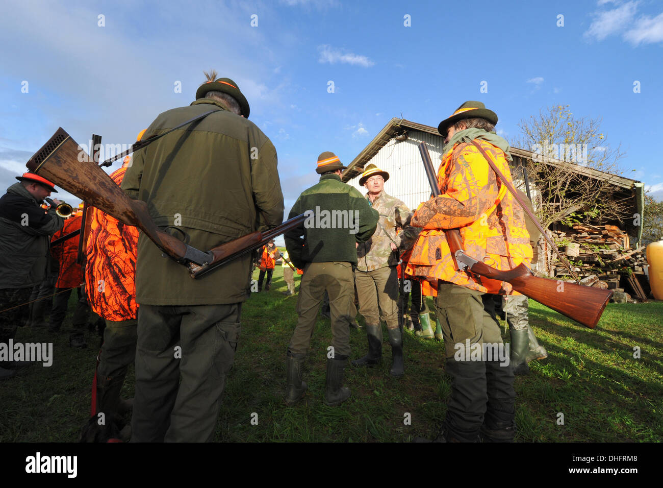 Par Fronreute, Allemagne. 09Th Nov, 2013. Plusieurs chasseurs partent pour la battue près de par Fronreute, Allemagne, 09 novembre 2013. Photo : Felix Kaestle/dpa/Alamy Live News Banque D'Images