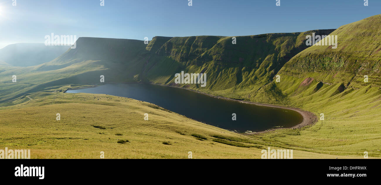 Le Sir Bannau Gaer ridge avec Picws imminente du Llyn y Fan Fach ci-dessus dans les Brecon Beacons, le Pays de Galles. Banque D'Images