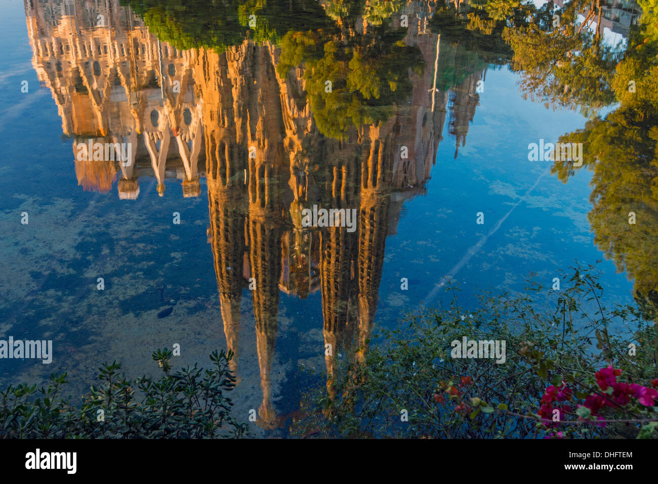 L'église Sagrada Familia reflétée dans un étang, Barcelone, Catalogne, Espagne Banque D'Images