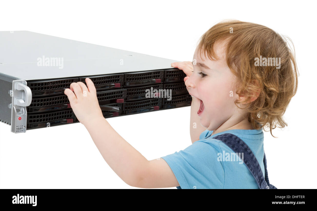 Enfant ouvrant le plateau de remplacement à chaud sur un serveur réseau moderne. isolé sur fond blanc Banque D'Images