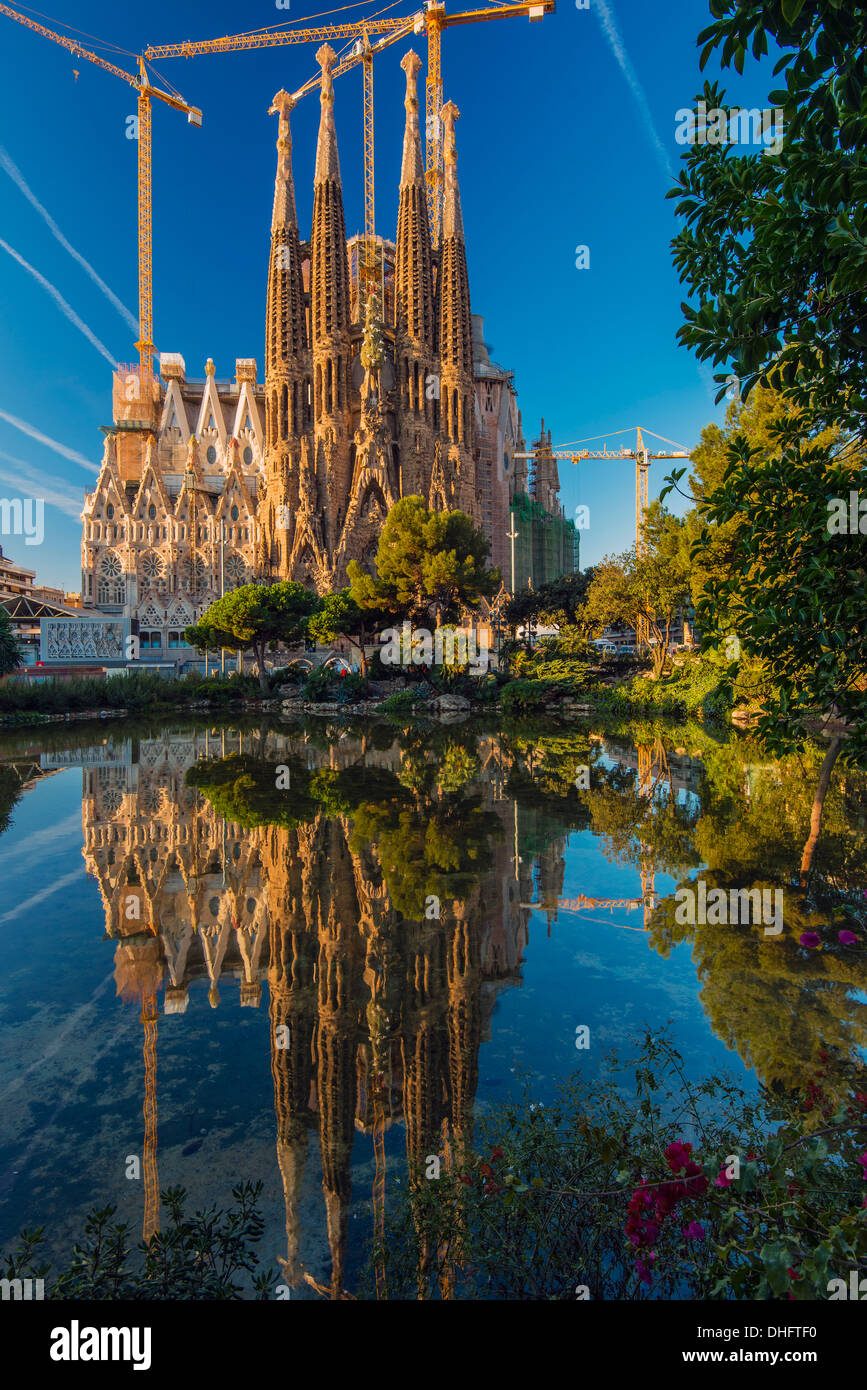 L'église Sagrada Familia reflétée dans un étang, Barcelone, Catalogne, Espagne Banque D'Images