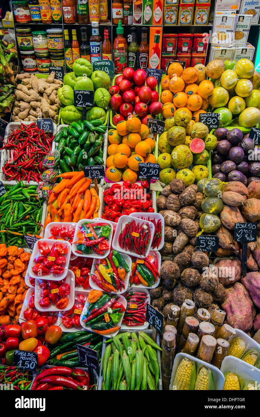 Les fruits et légumes colorés, de décrochage, Marché de La Boqueria de Barcelone, Catalogne, Espagne Banque D'Images