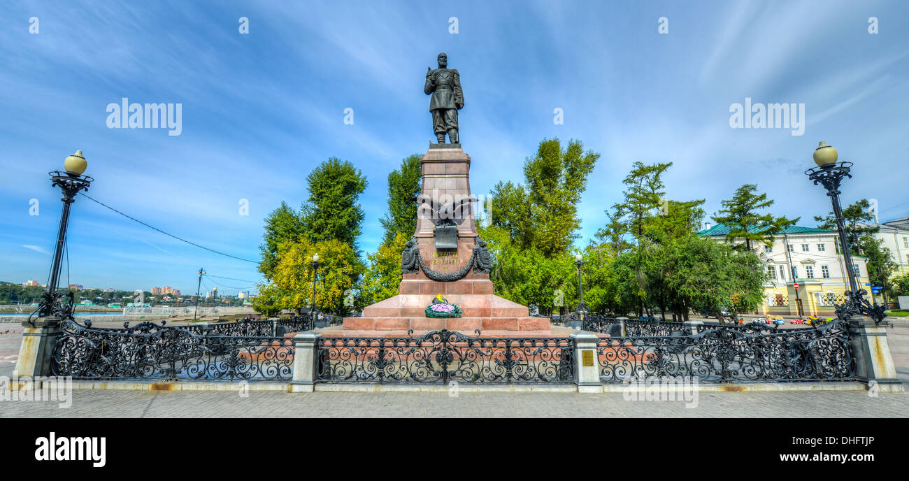 Monument à l'empereur Alexandre III à Irkoutsk en Russie. Il a été ouvert en 1908. L'inscription signifie 'à l'empereur Alexandre III' Banque D'Images