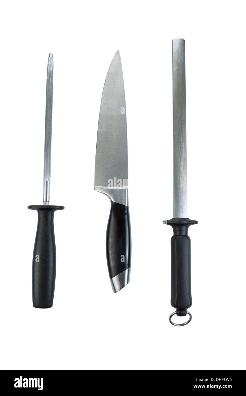Photo verticale de seul grand couteau de cuisine et deux taille-crayons isolated on white Banque D'Images