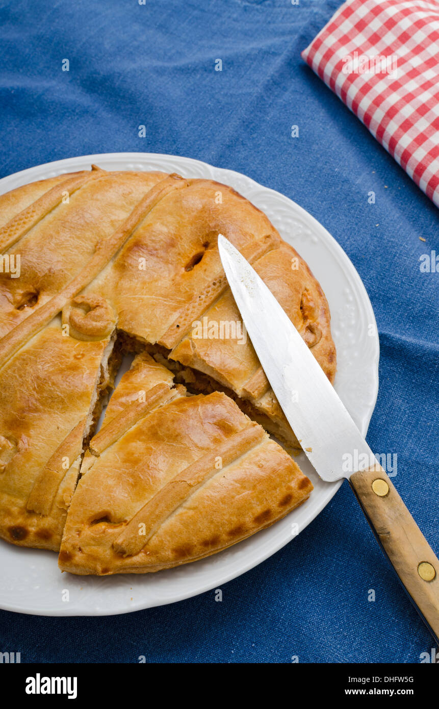 Thon ou morue galette sur une plaque sur une nappe bleue Banque D'Images Thon ou morue galette sur une plaque sur une nappe bleue Banque D'Images