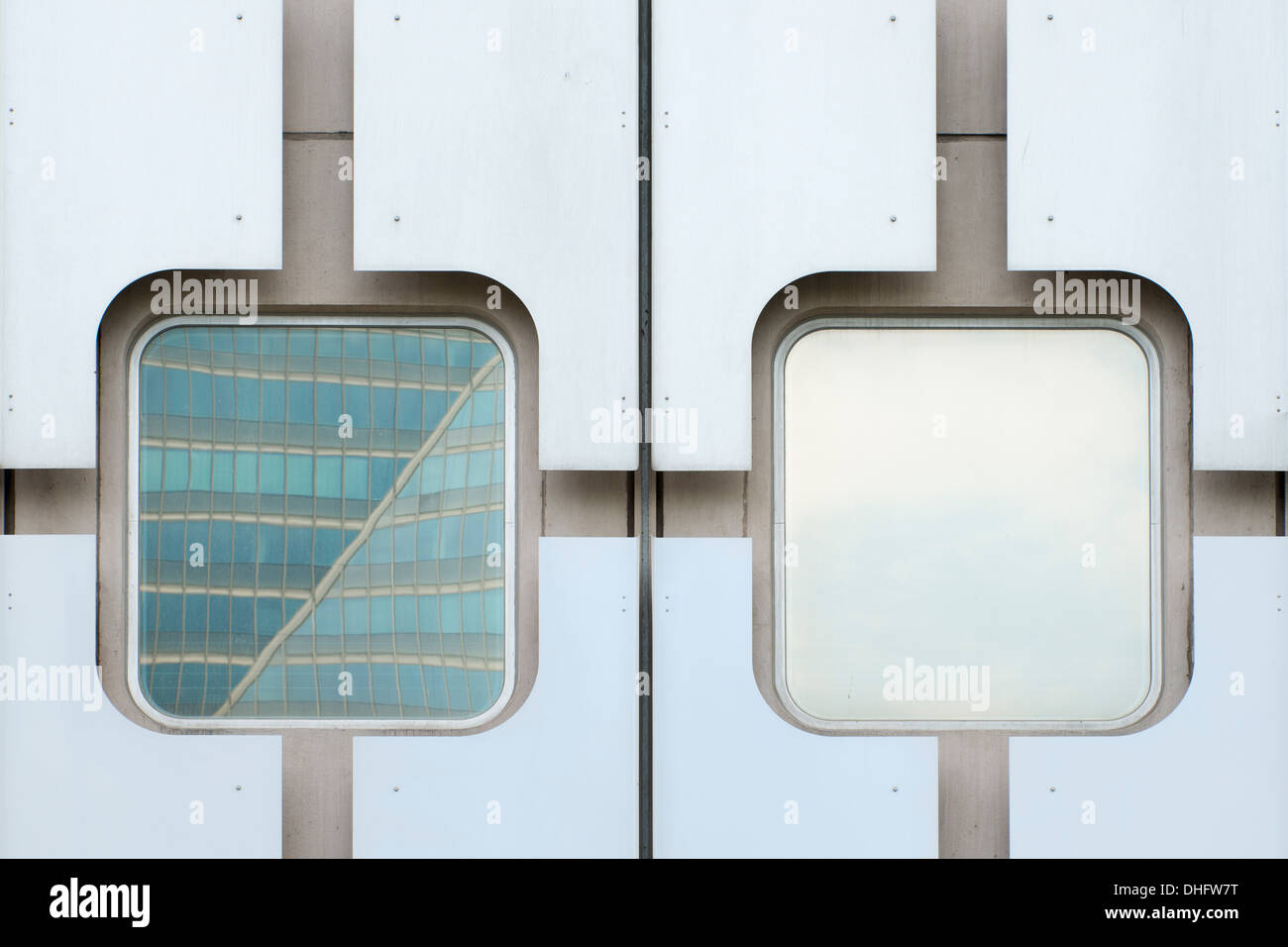 Voir un résumé de deux fenêtres de bureau à La Défense, Paris, France, Europe. Banque D'Images