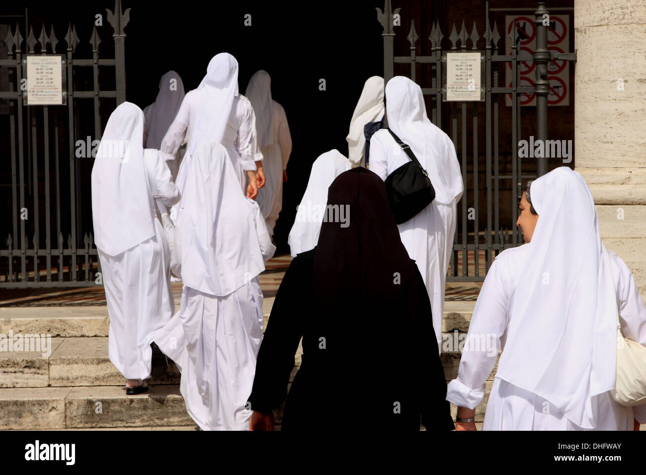 Les nonnes d'entrer dans la Basilique de Santa Maria degli Angeli, Assisi, Italie Banque D'Images