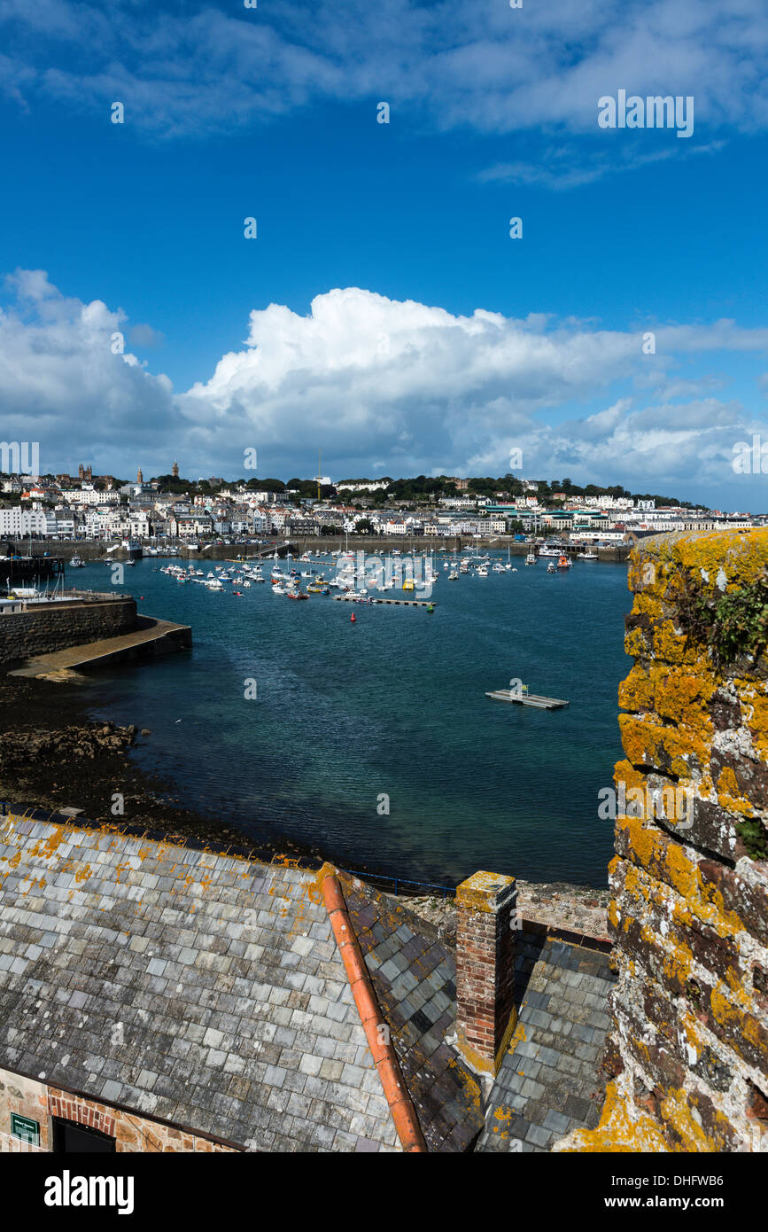 St Peter Port vue depuis les remparts du château Cornet, Guernsey, Channel Islands Banque D'Images