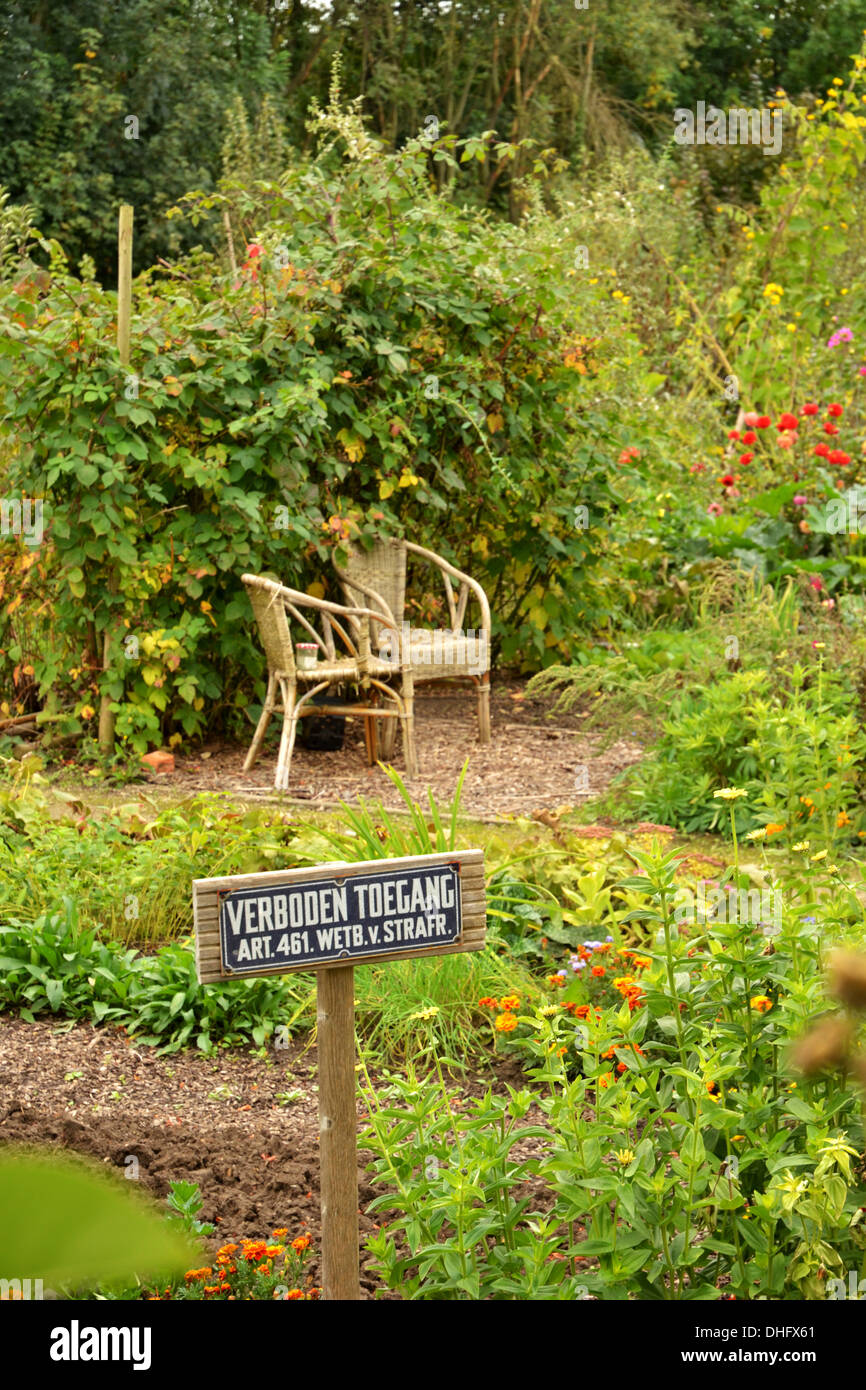 Des chaises dans le jardin de la communauté dans la communauté de Maastricht quartier St Pieters Banque D'Images