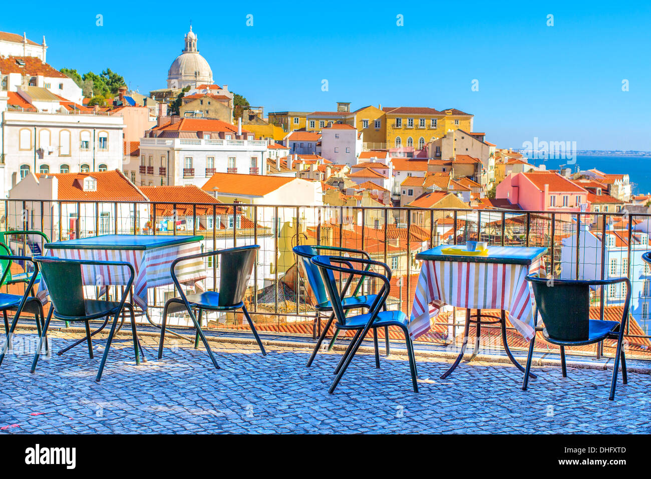 Terrasse de café ouvert avec vue imprenable à Alfama - centre historique de la ville de Lisbonne, Portugal Banque D'Images