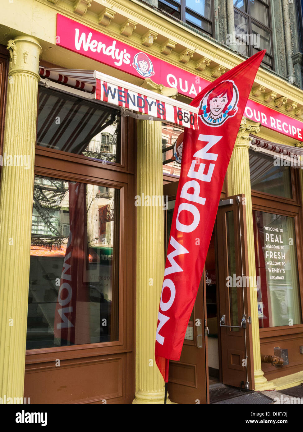 Grande ouverture Wendy's Old Fashioned Hamburgers Restaurant Façade, NYC, USA Banque D'Images