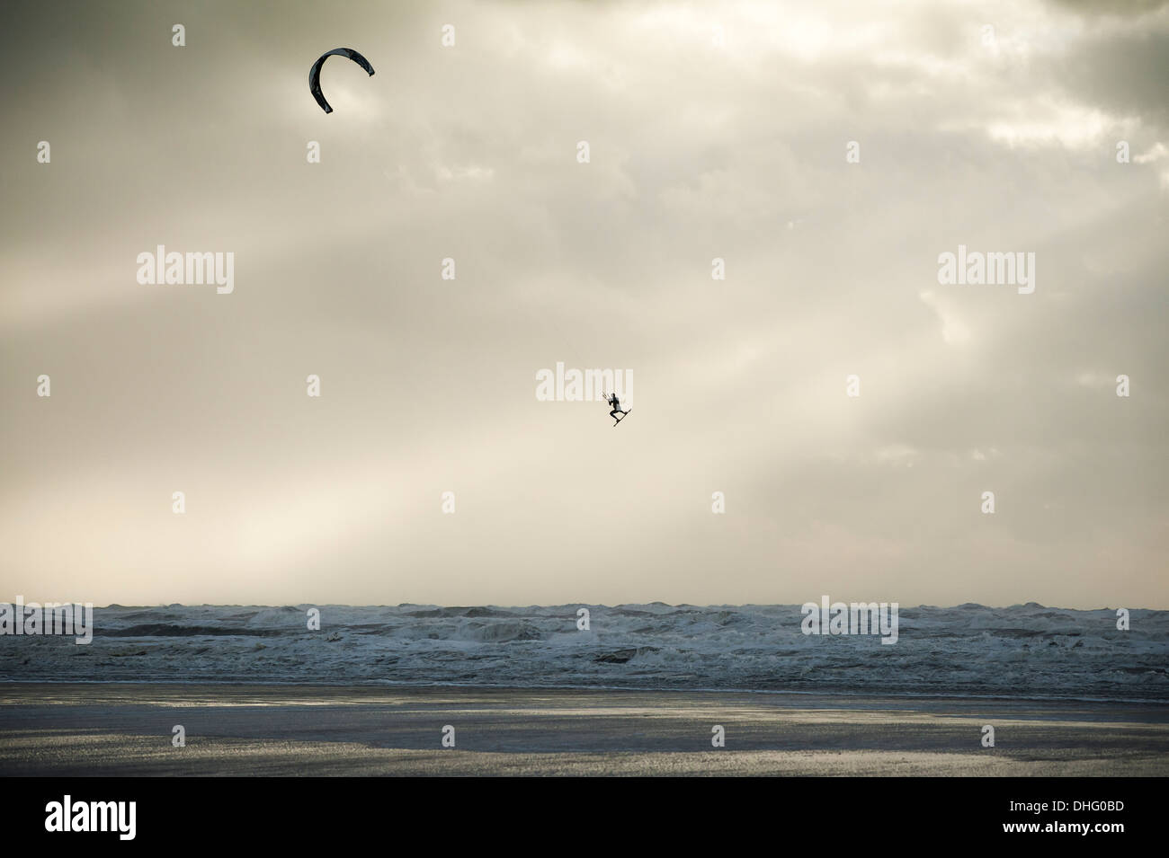 Kite surfer volant par l'air. Banque D'Images