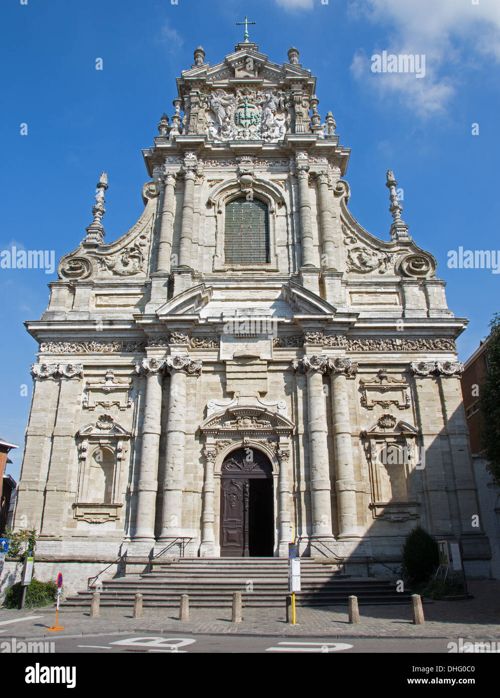 LEUVEN, BELGIQUE - 3 SEPTEMBRE : façade baroque de Saint Michaels church (Michelskerk) en septembre 3, 2013 à Leuven, Belgique. Banque D'Images