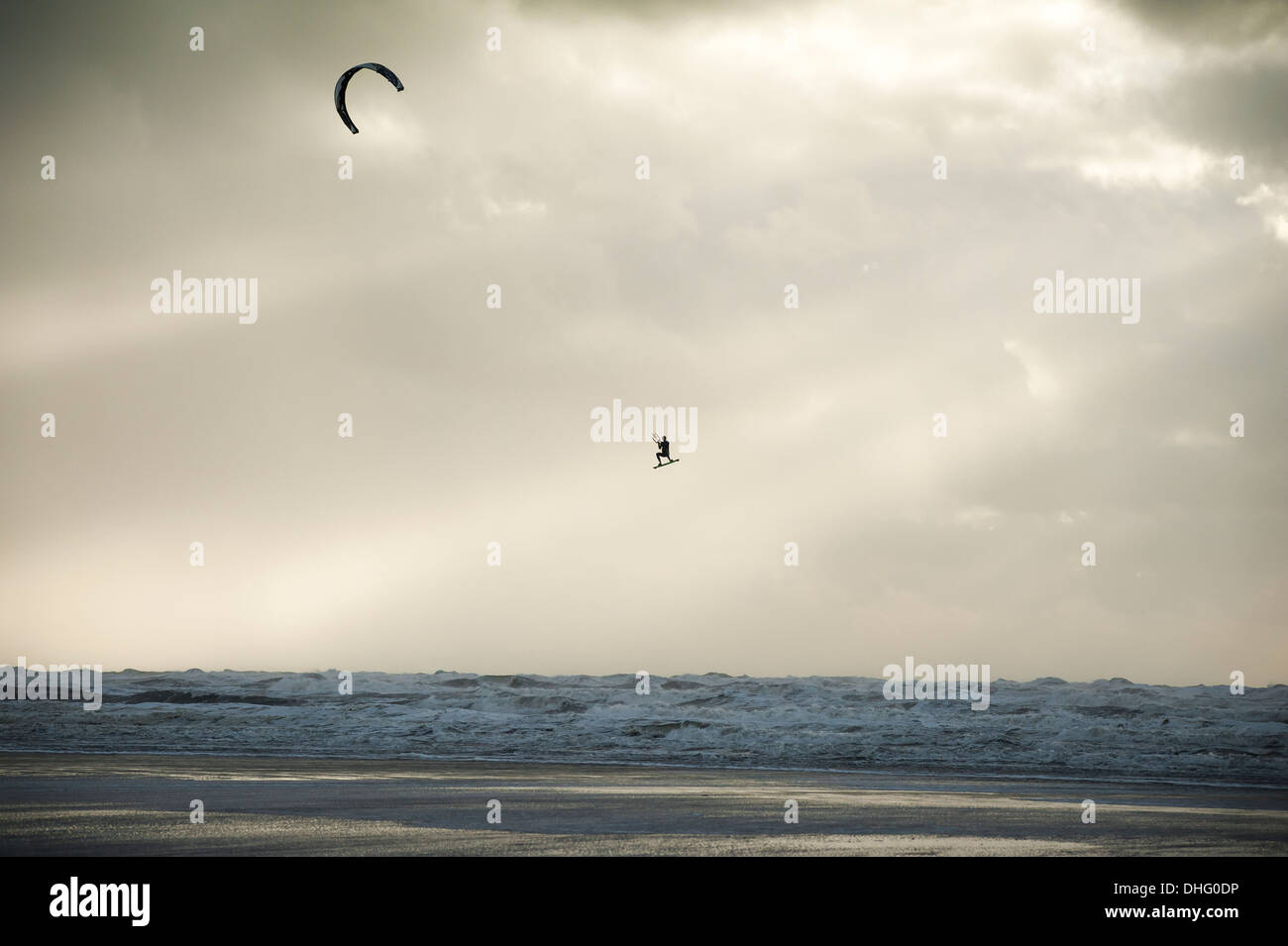 Kite surfer volant par l'air. Banque D'Images