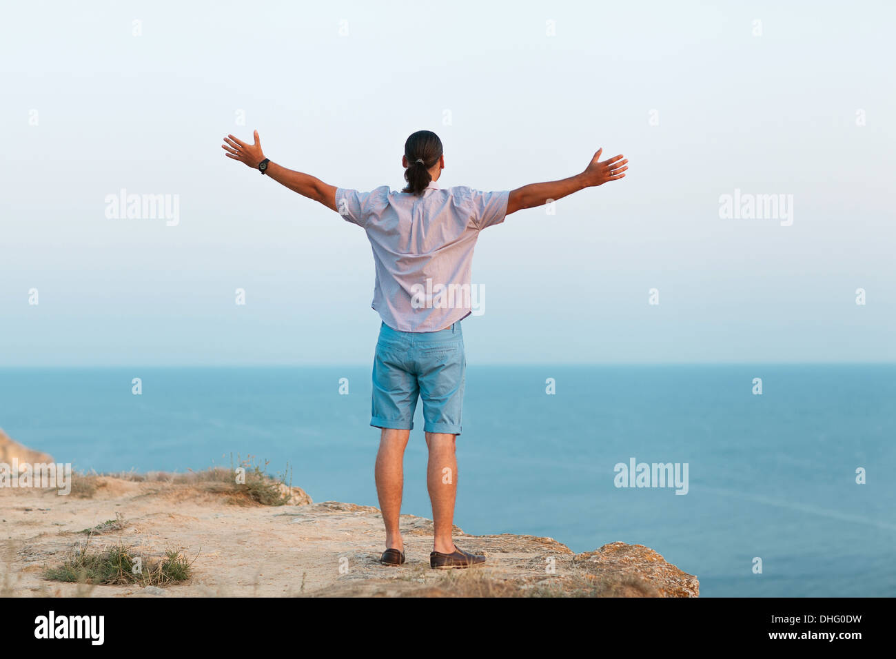 Homme debout sur un rocher au bord de la mer . Concept de la liberté. Banque D'Images