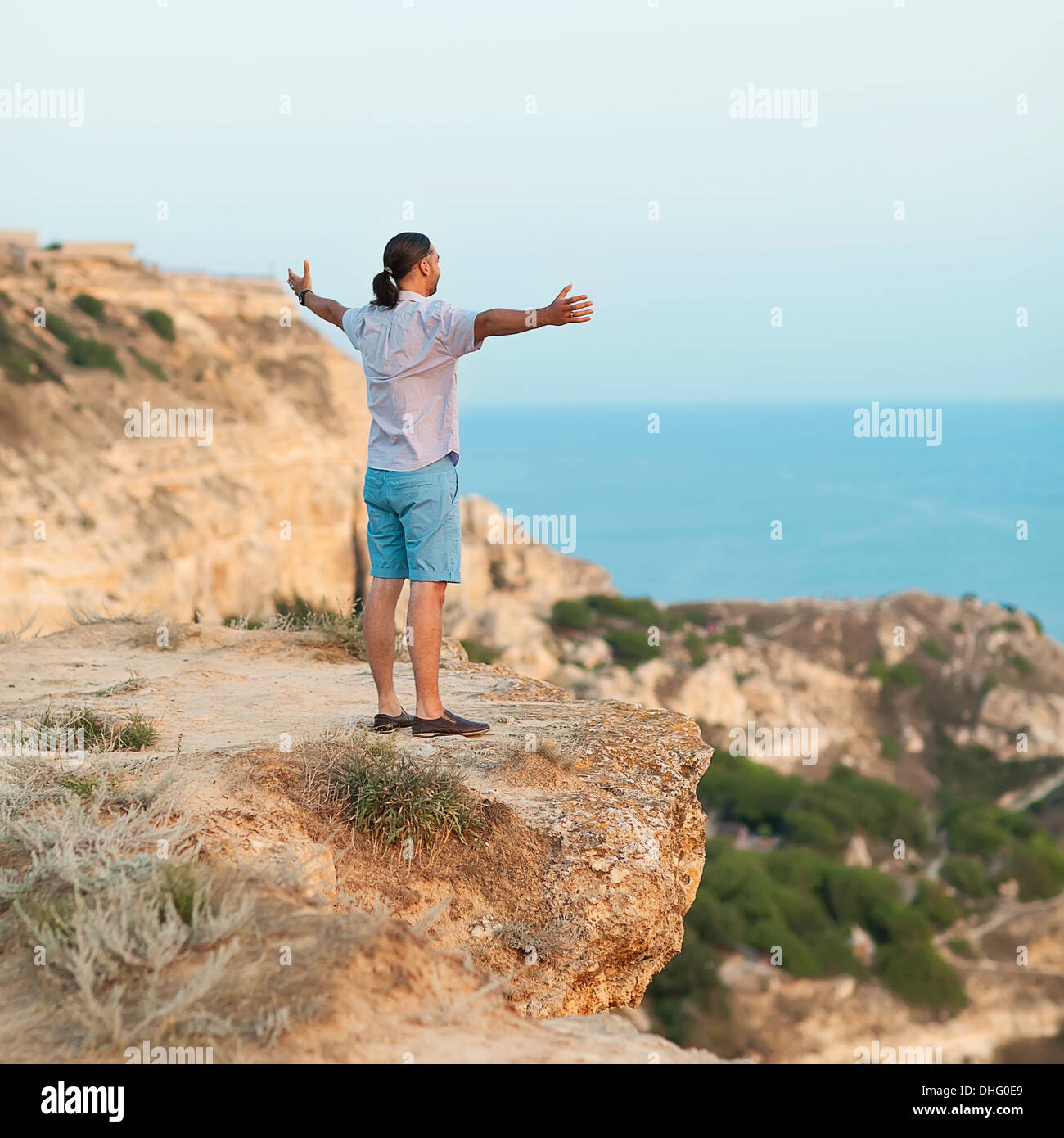 Homme debout sur un rocher au bord de la mer . Concept de la liberté. Banque D'Images