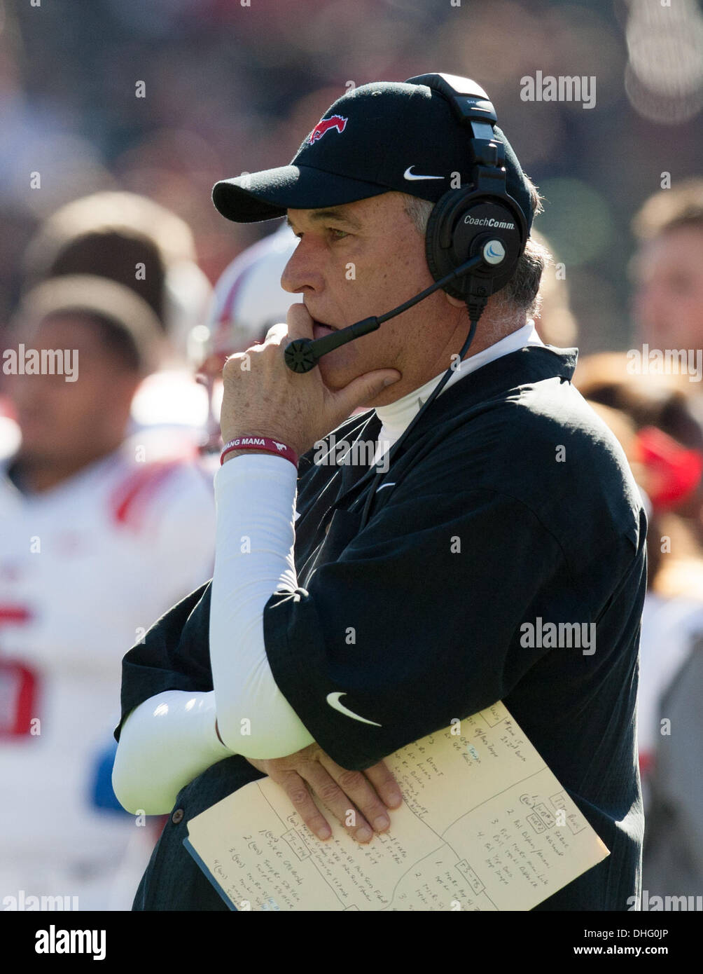 Cincinnati, OH, USA. Nov 9, 2013. 09 novembre 2013 : l'entraîneur-chef des Mustangs Méthodiste du Sud Tom Mason attend sur parole d'un joueur pendant un délai d'une blessure au cours de la NCAA Football match entre les Mustangs de l'Université Méthodiste du Sud et les Bearcats de Cincinnati à Nippert Stadium à Cincinnati, OH. Credit : csm/Alamy Live News Banque D'Images